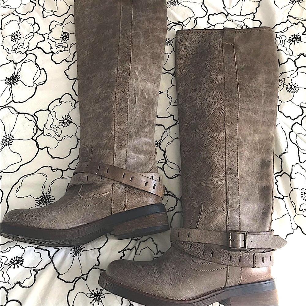 Steve Madden tall boots light gray Boots Beautiful color! Size 6 slim calf.